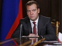 Медведев поручил составить список недобросовестных застройщиков
