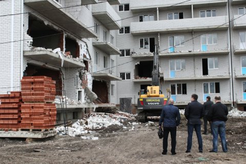 В Красноярске сносят жилую многоэтажку признанную самостроем
