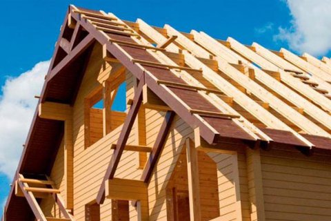 Какие особенности строительства крыши частного дома