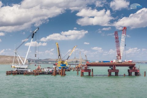 Строители обустроили сотую опору Крымского моста