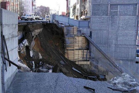 Инспекция Госстройнадзора озвучила причины обрушения стены и дороги во Владивостоке