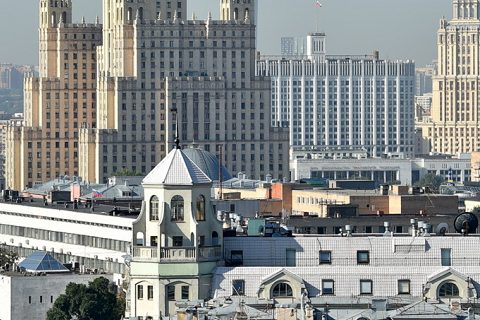 Застройщик решил добровольно разобрать свой самострой в центре Москвы