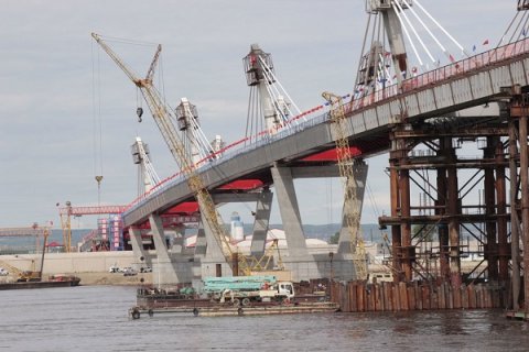 Завершена стыковка частей трансграничного моста между РФ и КНР через реку Амур