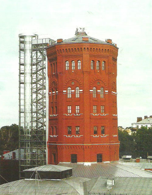Водонапорная башня постройки конца XIX веке. В настоящее время переоборудована под помещение 