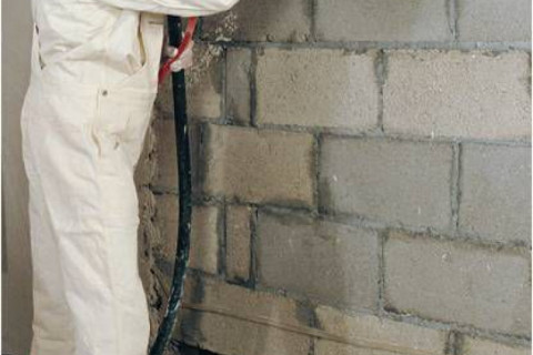 Какую штукатурку лучше использовать при внутренней отделке помещения для предотвращения появления трещин при усадке здания?