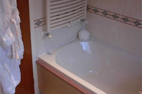 Как присоединить вплотную ванну к стене, покрытой плиткой с тем, чтобы между ними не протекала вода.