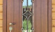 Дверь входная металлическая в деревянный коттедж
