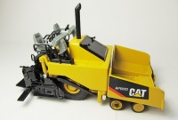 масштабная модель асфальтоукладчика 1:50 cat ap600d