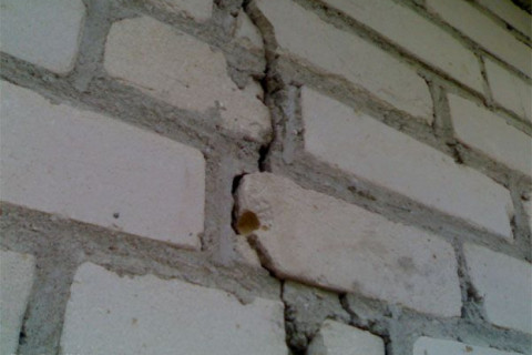 Трещина на 2/3 фасадной стены , трещина на примыкании пристроя