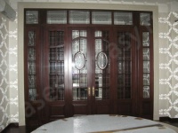 стеклянные вставки с гравировкой в деревянные двери.