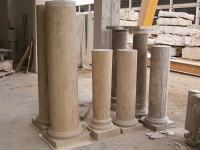 колонны из травертина