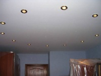 натяжные потолки матовые со светильниками