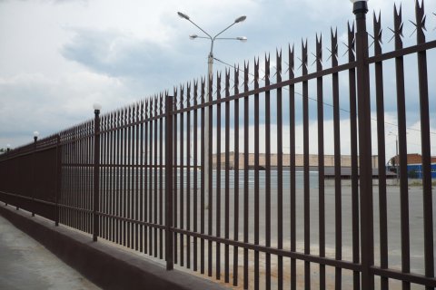 Положительные и отрицательные факторы оград выполненных металлическими секциями