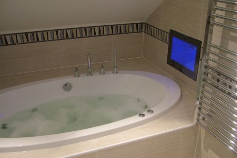 Установка телевизора в ванной комнате