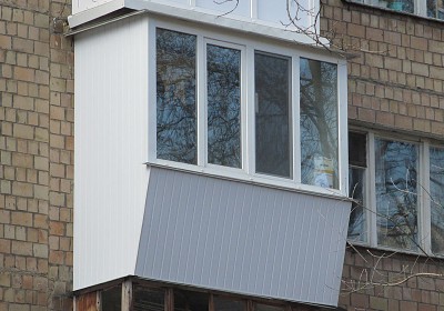 Остекление балконов с выносом и обшивкой профлистом.
