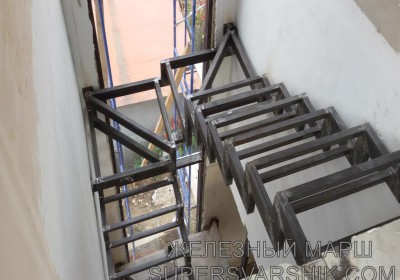 Металлический каркас лестницы открытого типа
