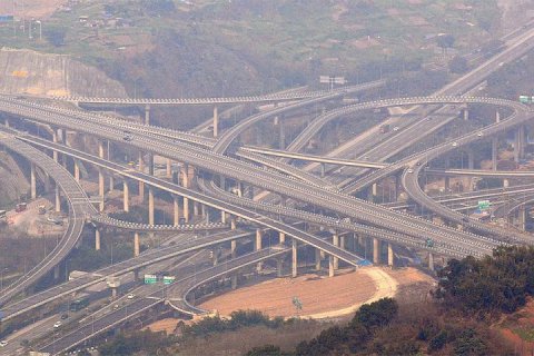 В Китае построили одну из самых сложных и крупных транспортных развязок в мире.