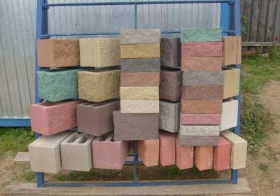 Блоки бетонные-цветные для забора