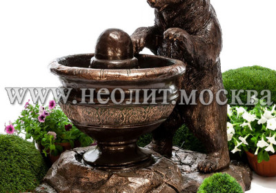 Садовый фонтан Медведь у фонтана