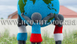 Топиарная композиция из искусственной травы Дети держат глобус
