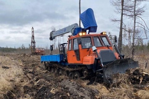 Российский завод презентовал универсальный кран-манипулятор для работы в условиях тотального бездорожья