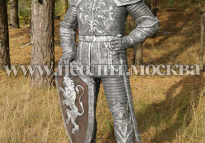 Декоративная садовая фигура Рыцарь с щитом у ног
