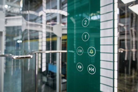 В Москве начали производить лифты с системой бесконтактного управления