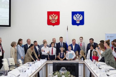 В Минстрое России наградили детей-победителей конкурса «Спроси строителя – 2023»