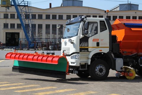 Смоленский завод КДМ выпустил две новые модификации комбинированных дорожных машин на базе FAW