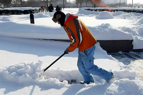 Как эффективно освободиться от снега при помощи лопаты и снегоуборщика