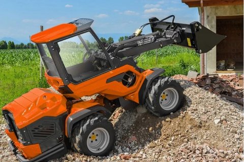 Российский завод «Кургандормаш» анонсировал новый многофункциональный мини-погрузчик Scarab-2500