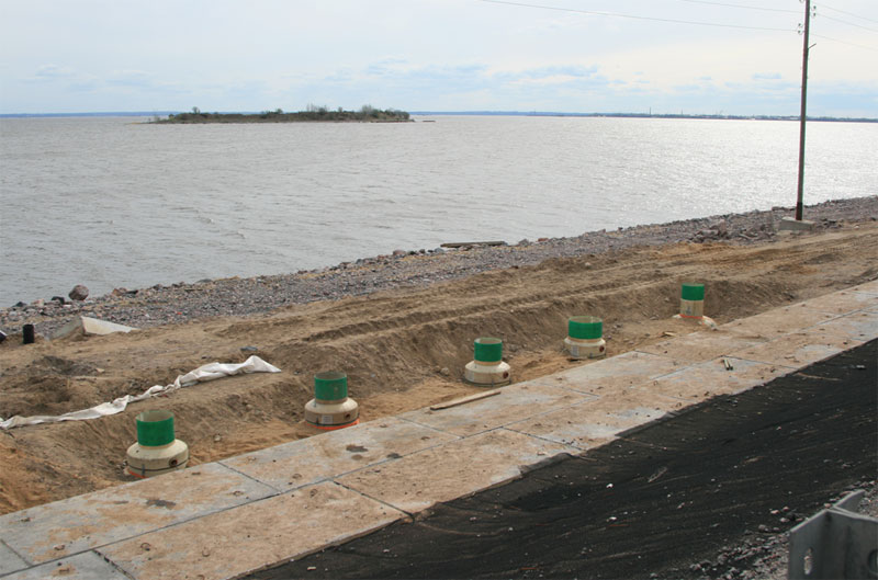 Вид локального очистного сооружения после установки комбинированного песко-нефтеуловителя, сорбционного блока глубокой доочистки и засыпки котлована песком.